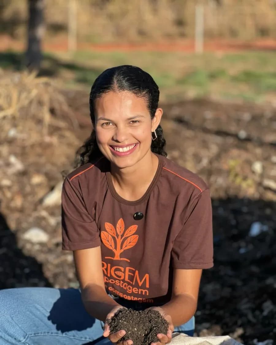 Yasmin Rojas Fonseca, fundadora da Origem Compostagem, no pátio de compostagem.